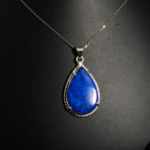 Pendentif raffiné en argent 925 orné d'un lapis-lazuli naturel taillé en goutte avec bordure torsadée.