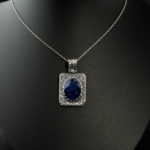 Pendentif artisanal en argent massif 925 serti d'un saphir bleu naturel ovale facetté 6,50ct.