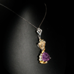 Pendentif de prestige en argent 925 orné de citrine jaune, améthyste violette taille trillion et topazes bleues sur fond noir.