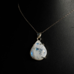 Pendentif délicat en argent 925 orné d'une pierre de lune naturelle facettée en forme de goutte