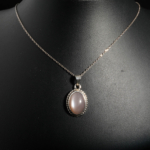Pendentif féminin en argent 925 orné d'une pierre de lune pêche naturelle ovale aux doux reflets.