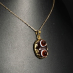 Pendentif en argent 925 plaqué or orné d'une agate du Yémen naturelle aux motifs d'œil concentriques.