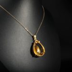 Pendentif féminin raffiné en argent 925 plaqué or orné d'une citrine naturelle taillée en goutte cabochon.