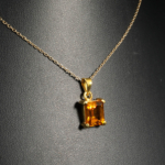 Pendentif féminin raffiné en argent 925 plaqué or orné d'une citrine naturelle taille baguette facettée.