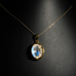 Pendentif délicat en argent 925 plaqué or avec pierre de lune naturelle ovale aux reflets bleus intenses.