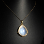 Pendentif élégant en argent 925 plaqué or orné d'une pierre de lune naturelle goutte aux reflets bleus.