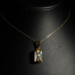 Pendentif féminin élégant en argent 925 plaqué or avec pierre de lune naturelle aux reflets bleus.