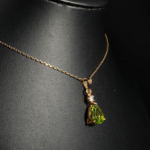 Pendentif féminin raffiné en argent 925 plaqué or rose orné d'un péridot naturel taille poire et d'un zircon.