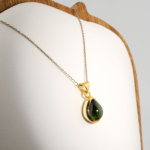 Pendentif pour femme en argent 925 doré serti d'une tourmaline verte foncée naturelle taillée en goutte cabochon.