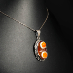 Pendentif unisexe en argent 925 orné d'une agate œil naturelle du Yémen avec monture torsadée.