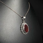 Pendentif unisexe en argent 925 orné d'une agate rouge naturelle ovale sertie d'une bordure perlée