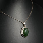 Pendentif unisexe raffiné en argent 925 orné d'un jade néphrite vert naturel taillé en cabochon ovale.