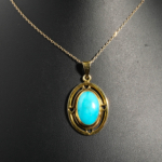Pendentif unisexe délicat en argent 925 plaqué or orné d'une turquoise d'Arizona ovale bleue.