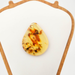 Pièce de collection en ambre naturel véritable polie forme goutte avec inclusions organiques