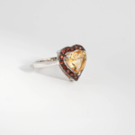 Elegantan ženski prsten u obliku srca od srebra 925 sa prirodnim citrinom i granatima 7,05ct.