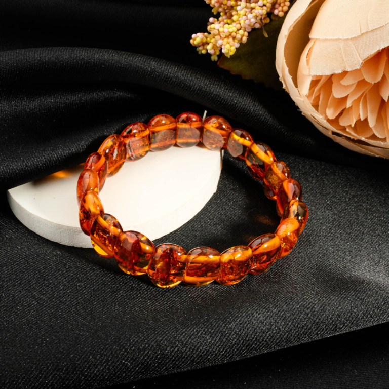 Sertifikalı orijinal doğal bal ve konyak sarısı kehribar oval rolex model bakla kesim unisex bileklik siyah fon çekimi.