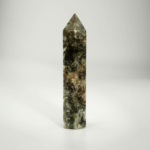 Tour obélisque taillée en lépidolite naturelle pour la méditation 15cm 314g[cite: 88].