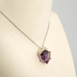 Damen Anhänger Kette aus 925 Silber mit geometrischem facettiertem Amethyst und blauem Topas auf weißer Seide