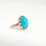 Ženski srebrni prsten 925 s ružičastom pozlatom i prirodnim ovalnim tirkizom iz Nišapura na bijeloj svil
