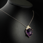 Collier moderne pour femme avec améthyste violette géométrique et topazes bleues en argent 925 sur satin blanc