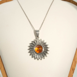 Collier pour femme en argent 925 conçu avec une pierre d'ambre originale et un motif de tournesol.